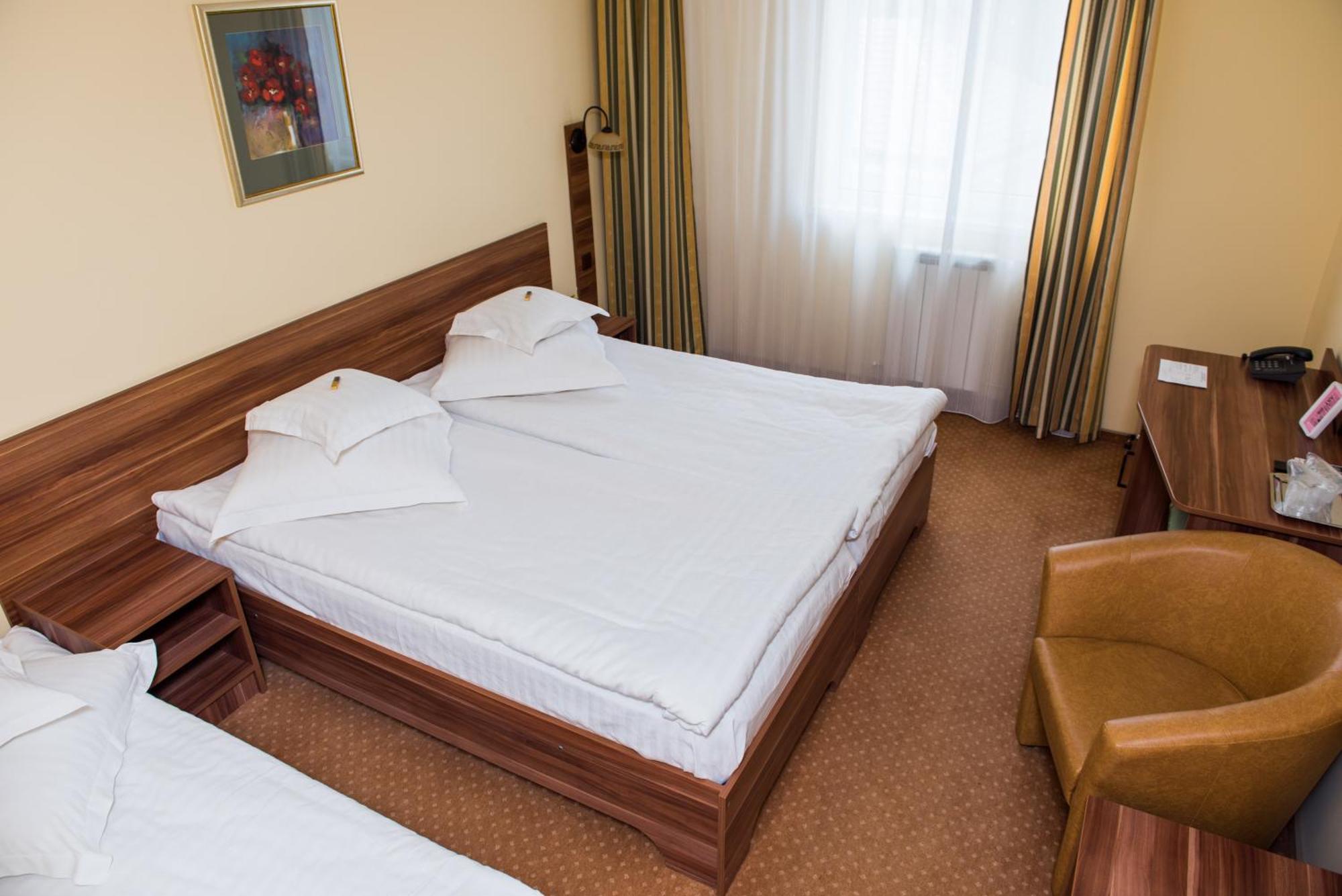 Hotel Lyra Oradea Habitación foto